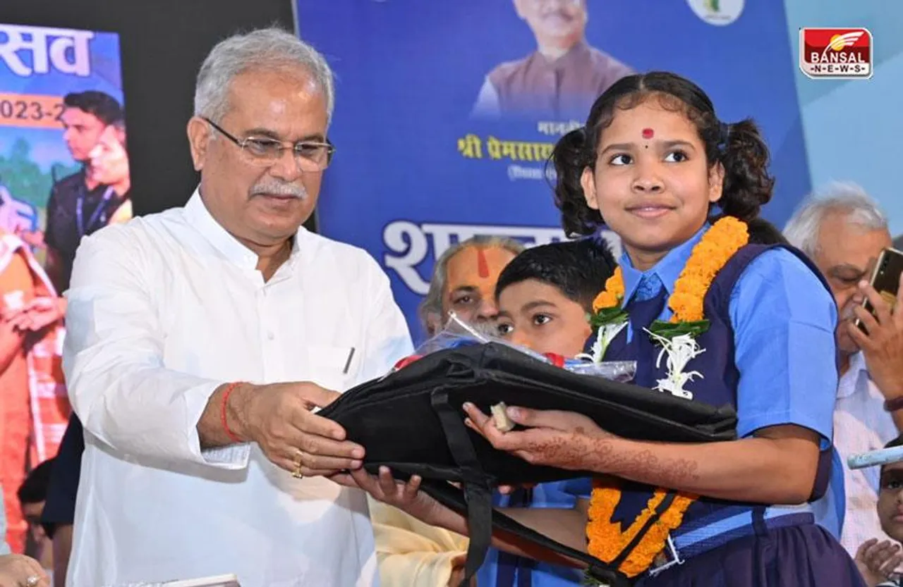 CG School Praveshotsav: स्कूल में तिलक और माला से बच्चों का स्वागत, कोरबा में नदारद रहे एचएम