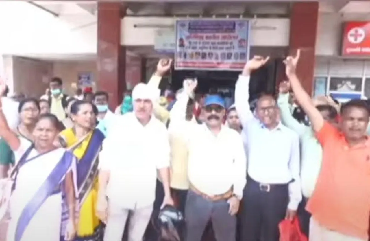 CG Strike News: छत्तीसगढ़ में सरकारी अस्पतालों के कर्मचारी अनिश्चितकालीन हड़ताल पर, सुविधाएं हो सकती हैं प्रभावित