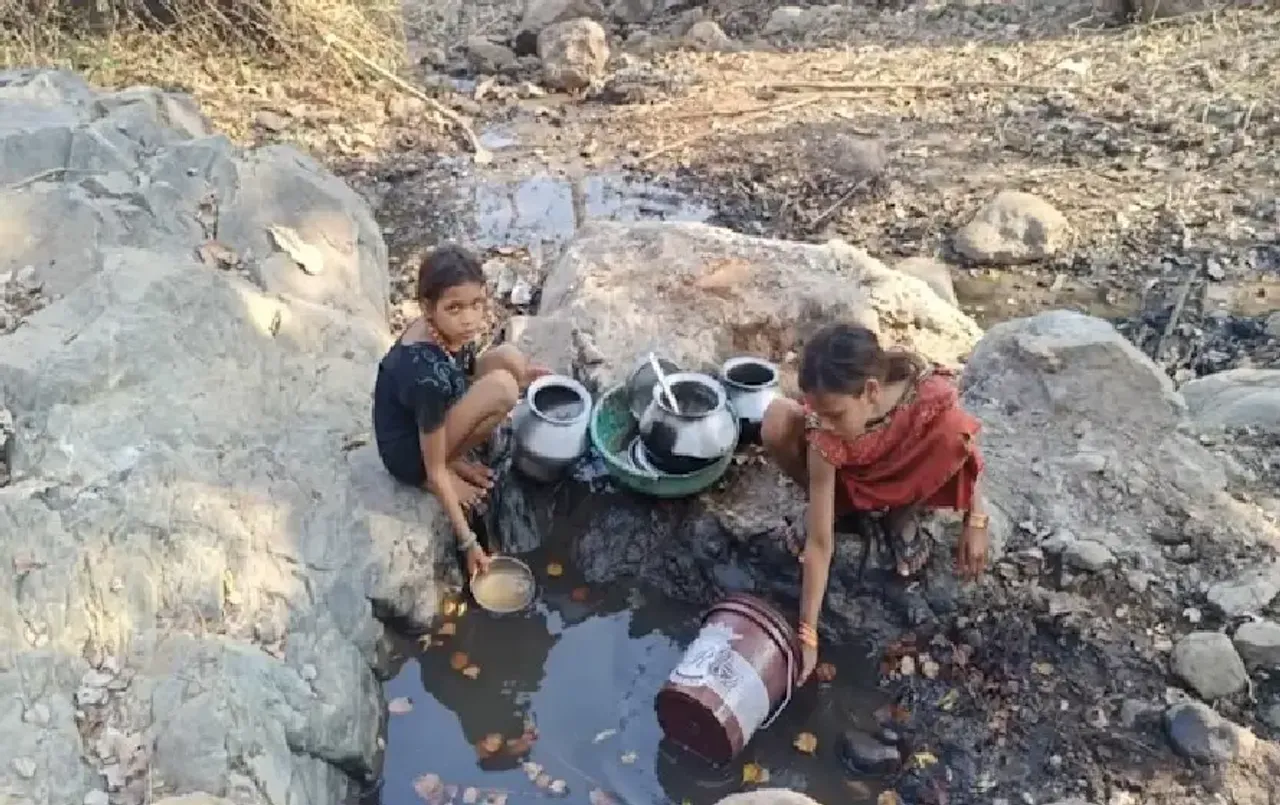 CG Water Crisis: भीषण गर्मी में पीने के पानी के लिए तरस रहे ग्रामीण, झिरिया के सहारे बुझा रहे प्‍यास, कोई सहारा नहीं!