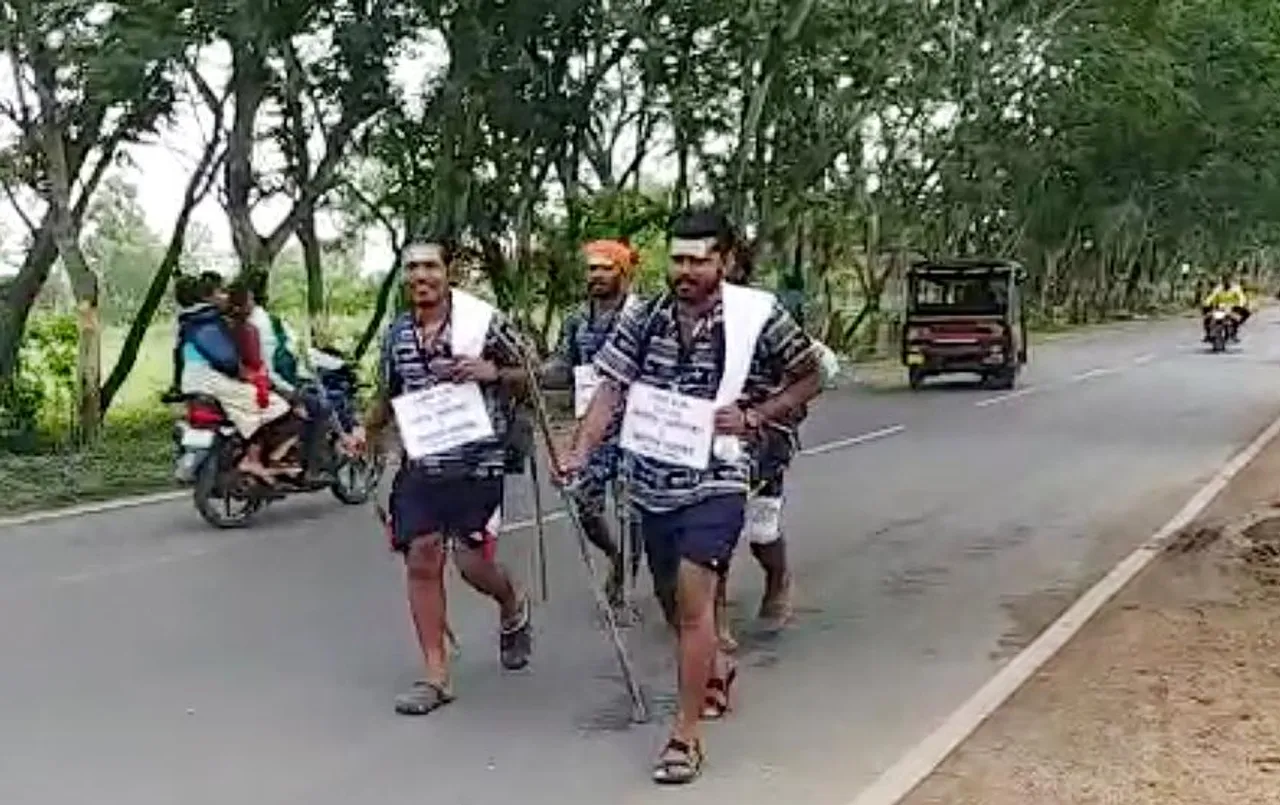 Kedarnath Yatra: भोलेनाथ की भक्ति का दीवानापन, छत्तीसगढ़ से केदारनाथ के लिए पैदल निकल पड़े 4 युवक