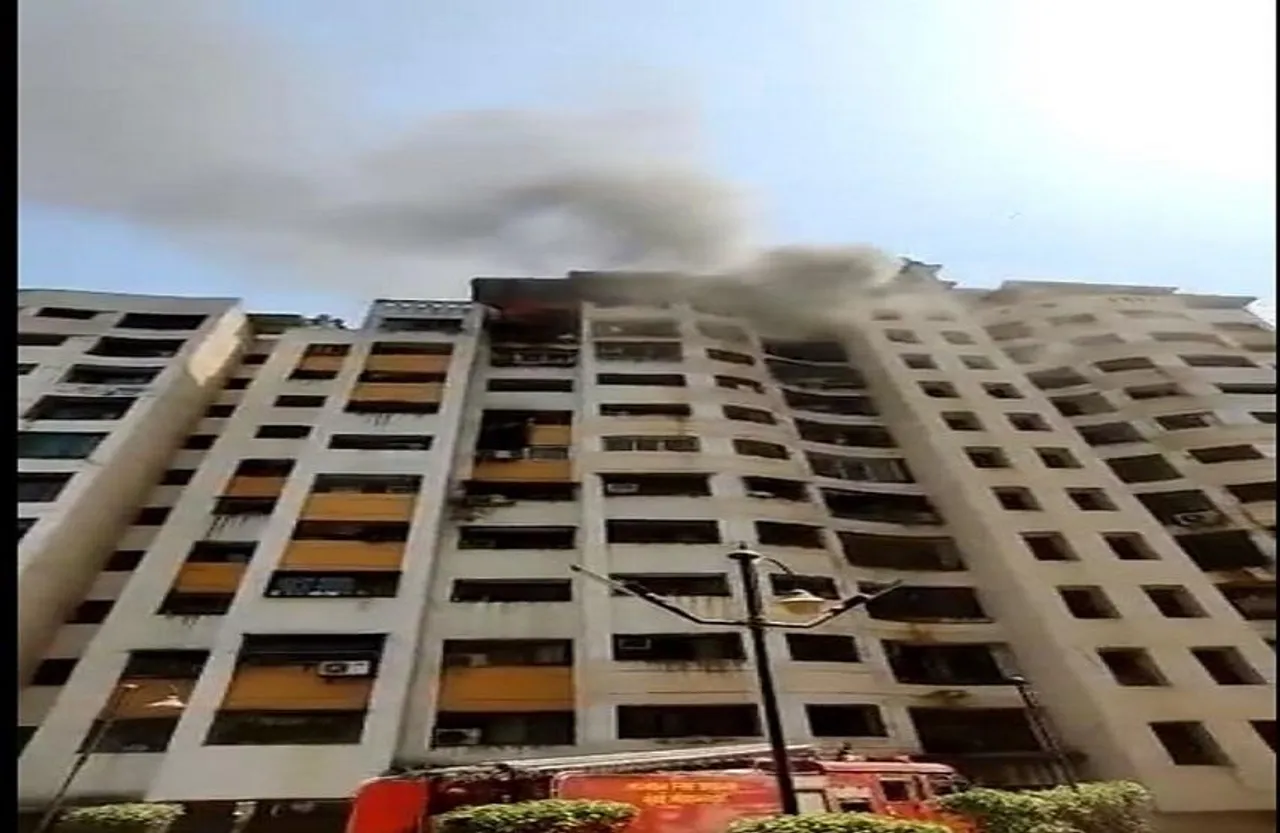 Mumbai Building fire: मुंबई में रिहायशी इमारत में आग लगी, देखें वीडियो