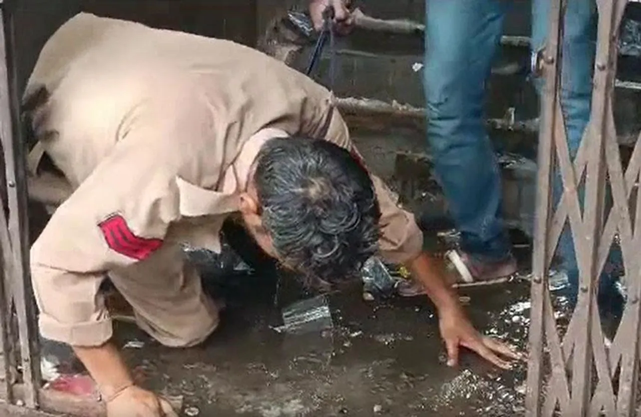 Chhindwara Viral Video: गंदगी में लोटा वर्दीधारी शराबी पुलिसकर्मी, नशे में नहीं रहा कुछ याद