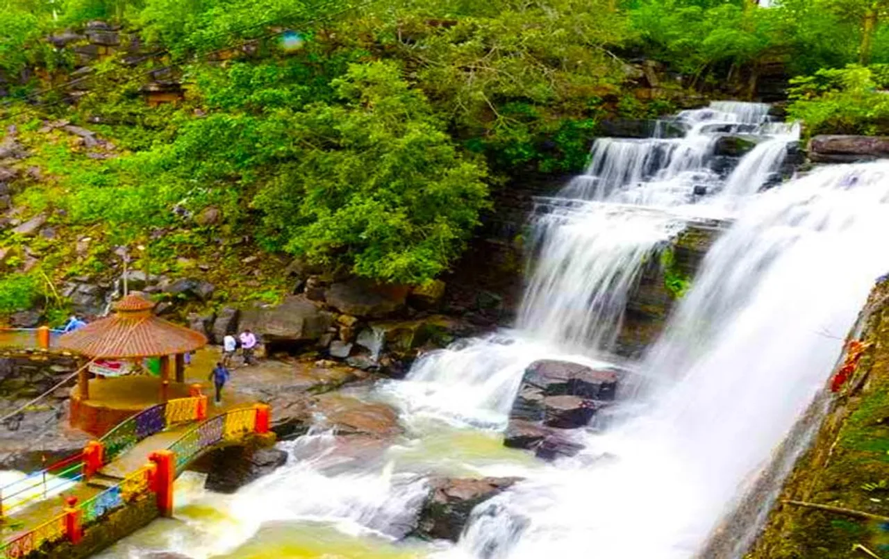 CG News: बारिश ने इस जलप्रपात की सौंदर्यता में लगाए चार चांद, प्रशंसा करने से नहीं थक रहे सैलानी