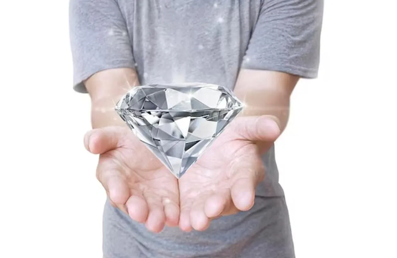 Monsoon Diamond Special Care: कहीं रिमझिम बारिश में फीकी ना पड़ जाएं हीरे की चमक, जानिए एक्सपर्ट के सुझाव