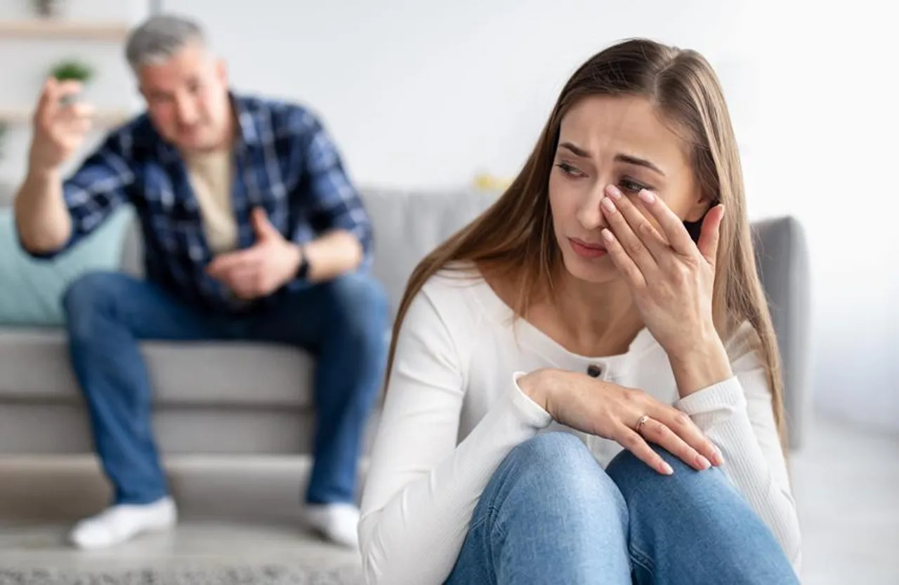 Gaslighting In Relationship: क्या आप भी पार्टनर के साथ हो रहे इमोशनल अब्‍यूज के शिकार, कैसे करें बचाव