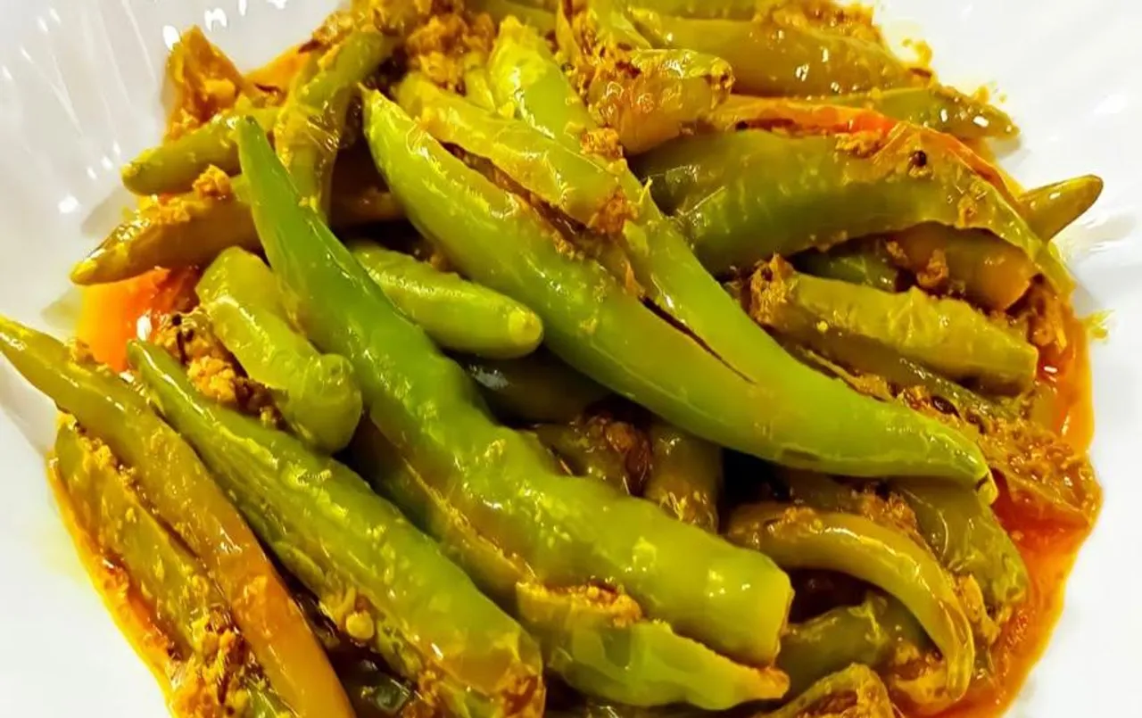 Dahi Wali Chatpati Mirchi: सादे खाने से हो गए हैं बोर, डिनर में बनाएं दही वाली चटपटी मिर्च, यहां है बनाने की विधि