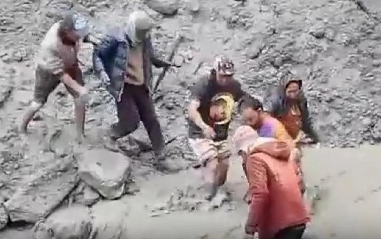 Pithoragarh News: पिथौरागढ़ के चल गांव में बारिश से बही ट्रॉली, इतने गावों का संपर्क कटा