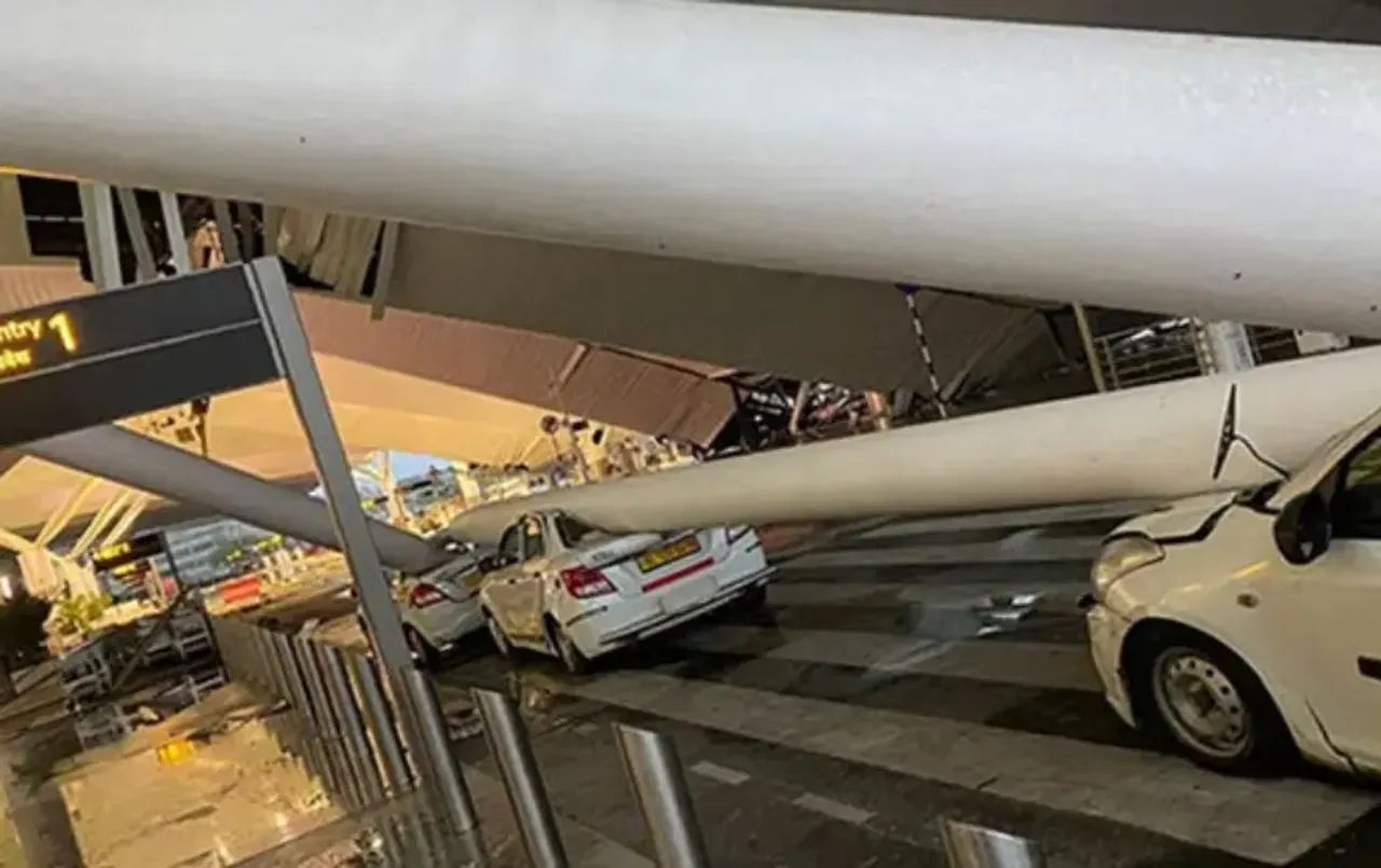 दिल्ली एयरपोर्ट पर बड़ा हादसा: टर्मिनल-1 की छत टूटने से मलबे के नीचे दबी गाड़ी, 1 की मौत 5 लोग गंभीर घायल