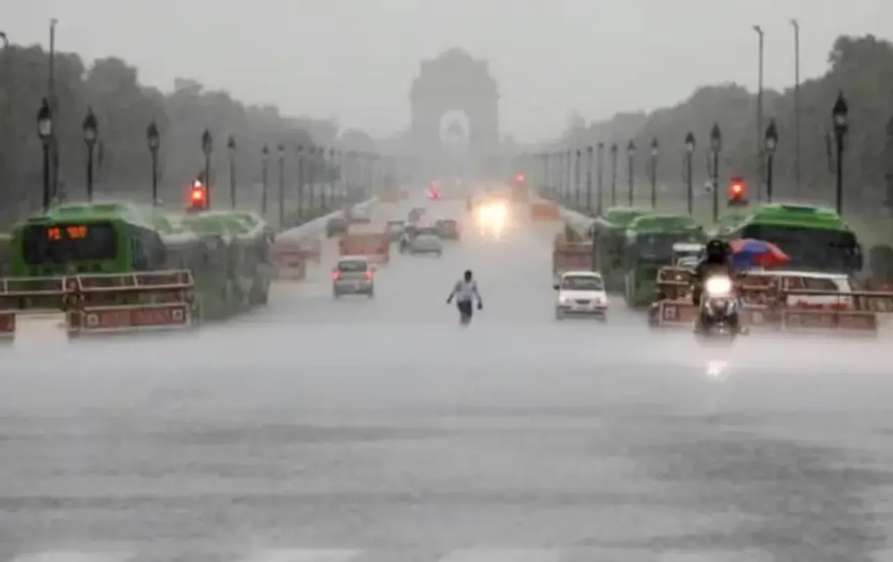 Delhi Monsoon 2024: दिल्ली में बारिश ने 88 साल का रिकॉर्ड तोड़ा, सड़कों पर भरा 4 से 5 फीट पानी, बने बाढ़ जैसे हालात