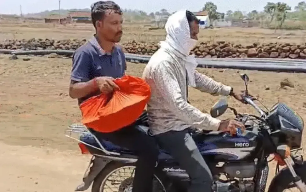 गरीबी का मजाक: डिंडौरी में बाइक से 14 किमी ले जाना पड़ा मासूम का शव, पुलिस का जवाब सुन हैरान रह जाएंगे आप