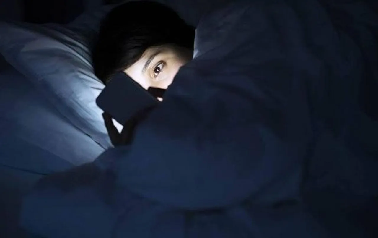 Disadvantage of Mobile In Night: क्या आप भी रात को लेटकर चलाते हैं मोबाइल? नुकसान जानकर उड़ जाएंगे आपके होश