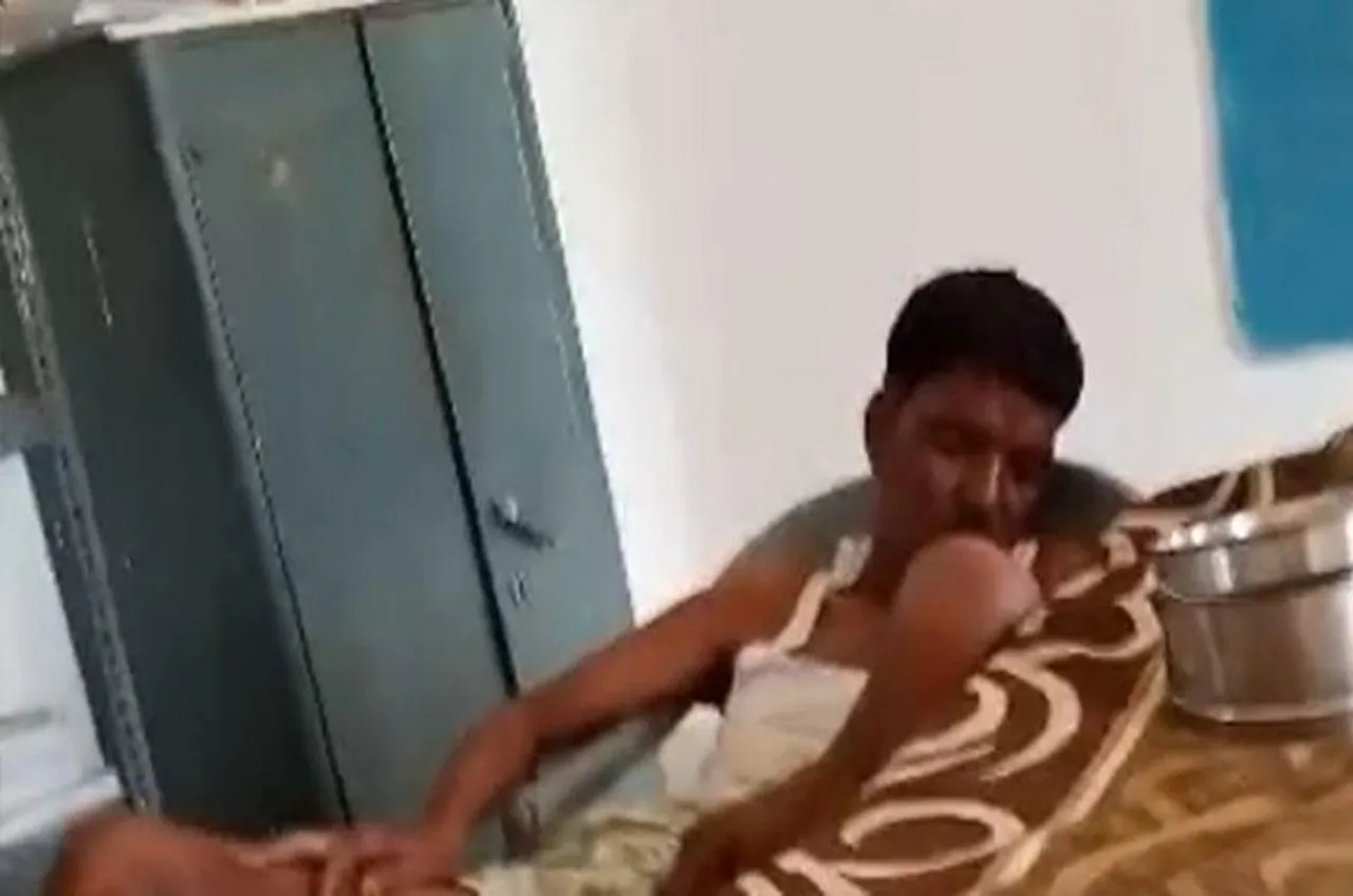 MP News: शिक्षा के मंदिर में शराबी शिक्षक, कपड़े उतारकर कुर्सी में बैठा, वीडियो वायरल