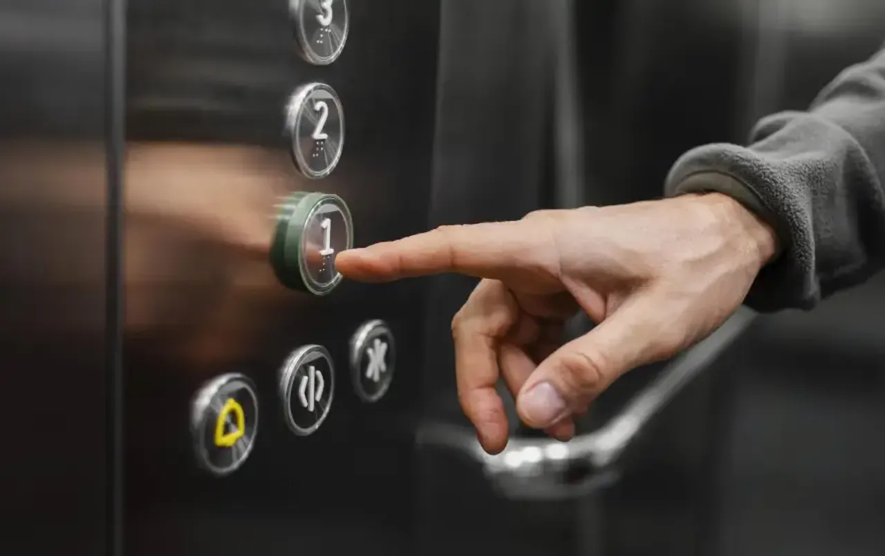 Elevator Stuck: चलती लिफ्ट अचानक हो जाए बंद, रखें इन बातों का ध्‍यान, गलती करना पड़ सकता है भारी