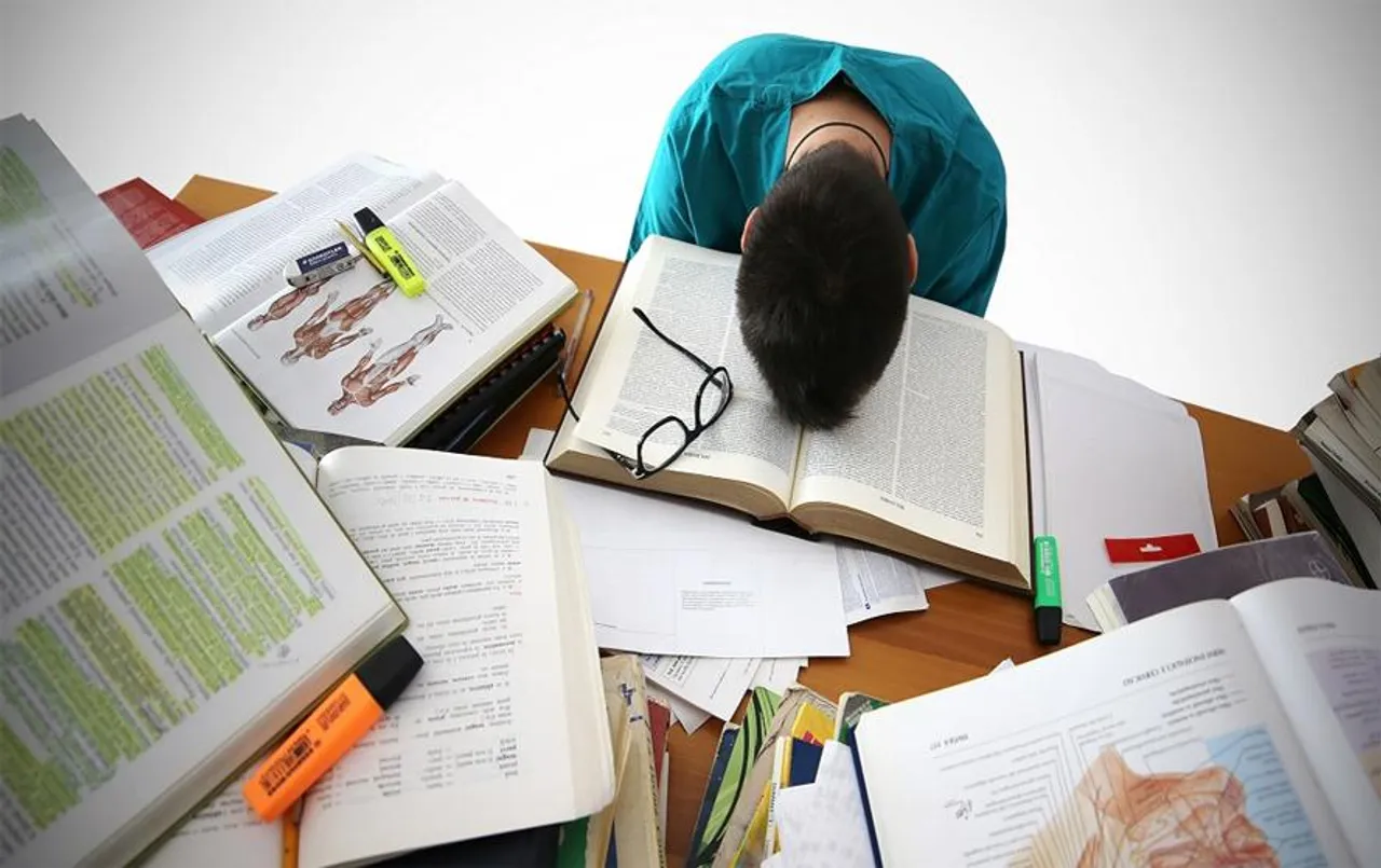 Exam Tips: अगर पढाई के दौरान छात्र बना रहे हैं बहाना, तो जानिए क्या है वजह