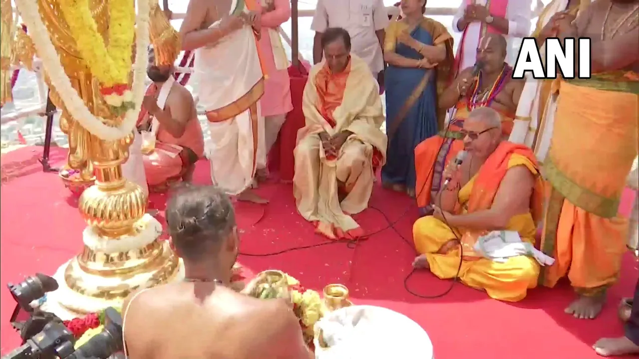 Telangana News : सीएम के.चंद्रशेखर राव ने श्री नवनिर्मित लक्ष्मी नरसिम्हा स्वामी मंदिर का किया उद्धाटन, जानें खबर