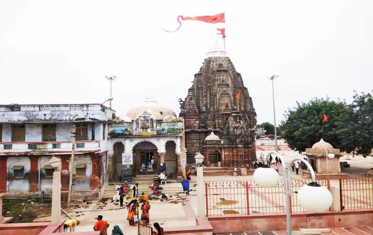 Famous temples of Chhattisgarh: छत्तीसगढ़ का अनोखा मंदिर, जहां 500 साल से जल रही अखंड धूनी, जानें इसका रोचक इतिहास