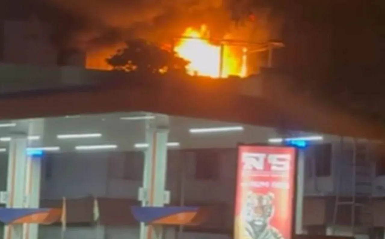 इंदौर BJP कार्यालय में लगी आग: पीएम मोदी के शपथ ग्रहण पर चल रहा था जश्न, छत पर पुराने सामान में चिंगारी से फैली आग