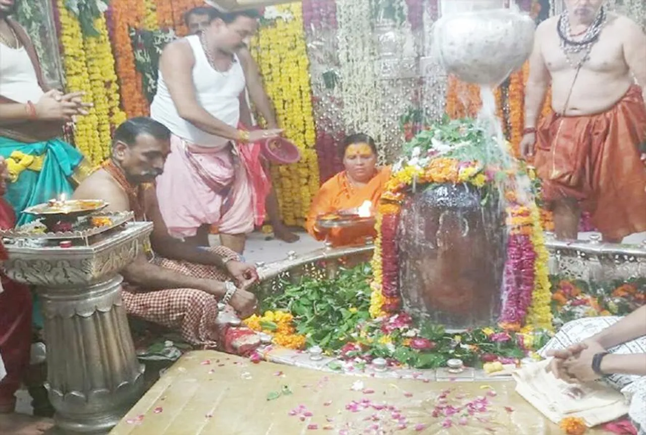 MP News: पूर्व सीएम उमा भारती पहुंची महाकाल मंदिर, पहली बार लाल साड़ी में आई नजर