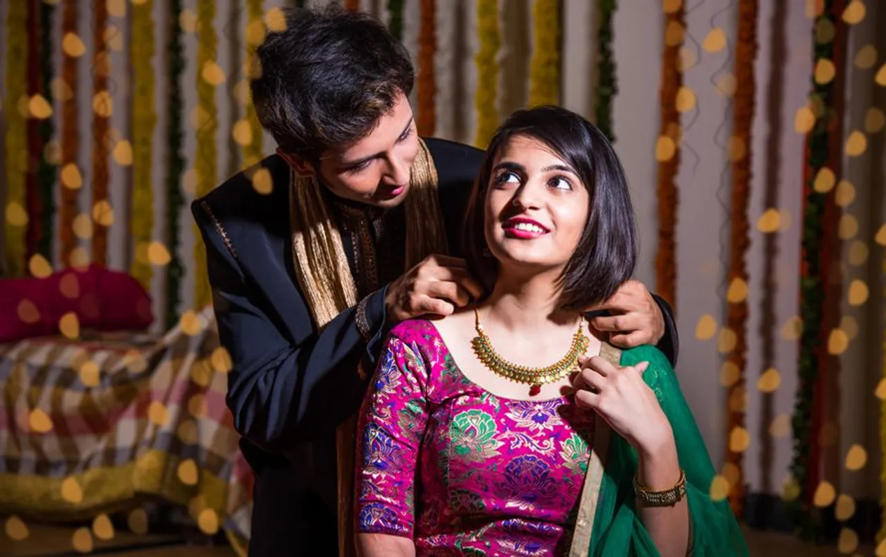 Gifts for KarvaChauth 2023: करवाचौथ पर अपनी पत्नी को गिफ्ट करें ये ख़ास ज्वेलरी, पत्नी हो जाएगी खुश