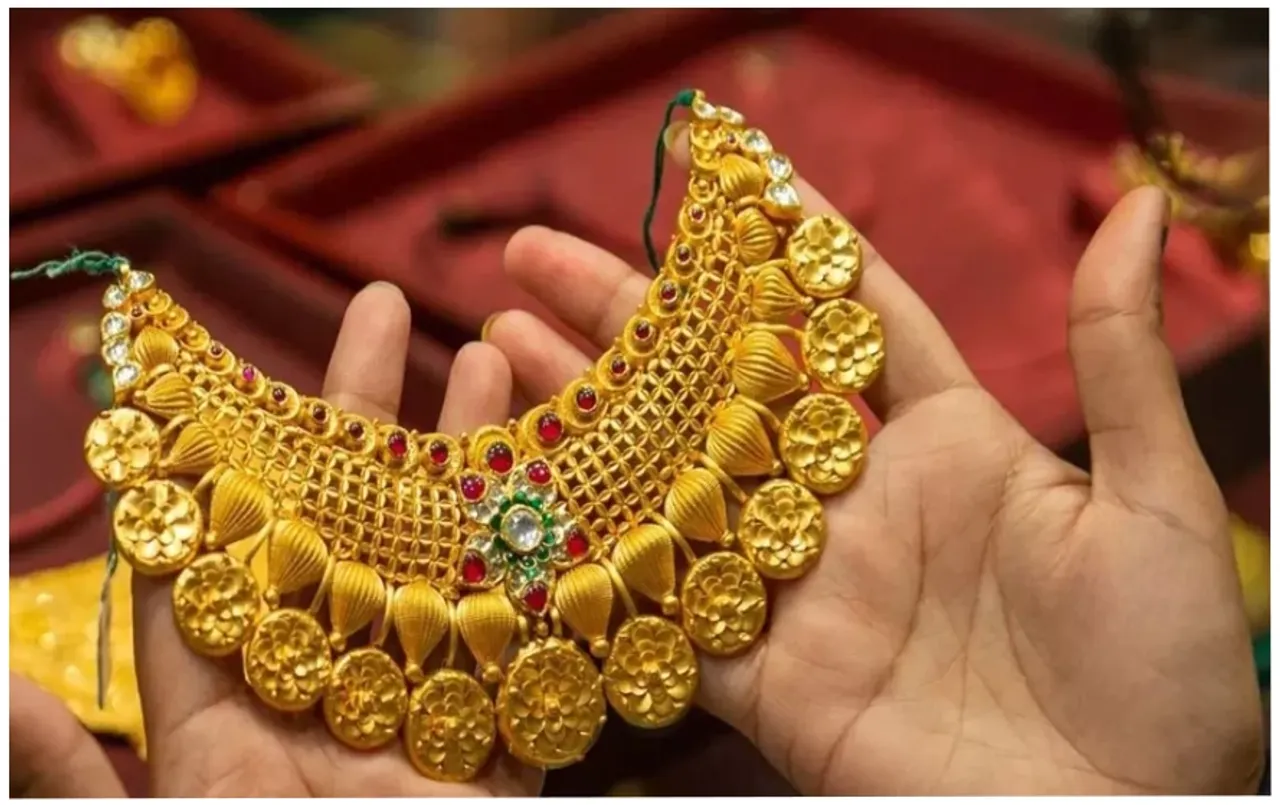 Akshaya Tritiya Gold Offers: अक्षय तृतीया पर यह ज्वैलर्स दे रहे खास ऑफर्स, खरीदारी पर मिलेगी भारी छूट