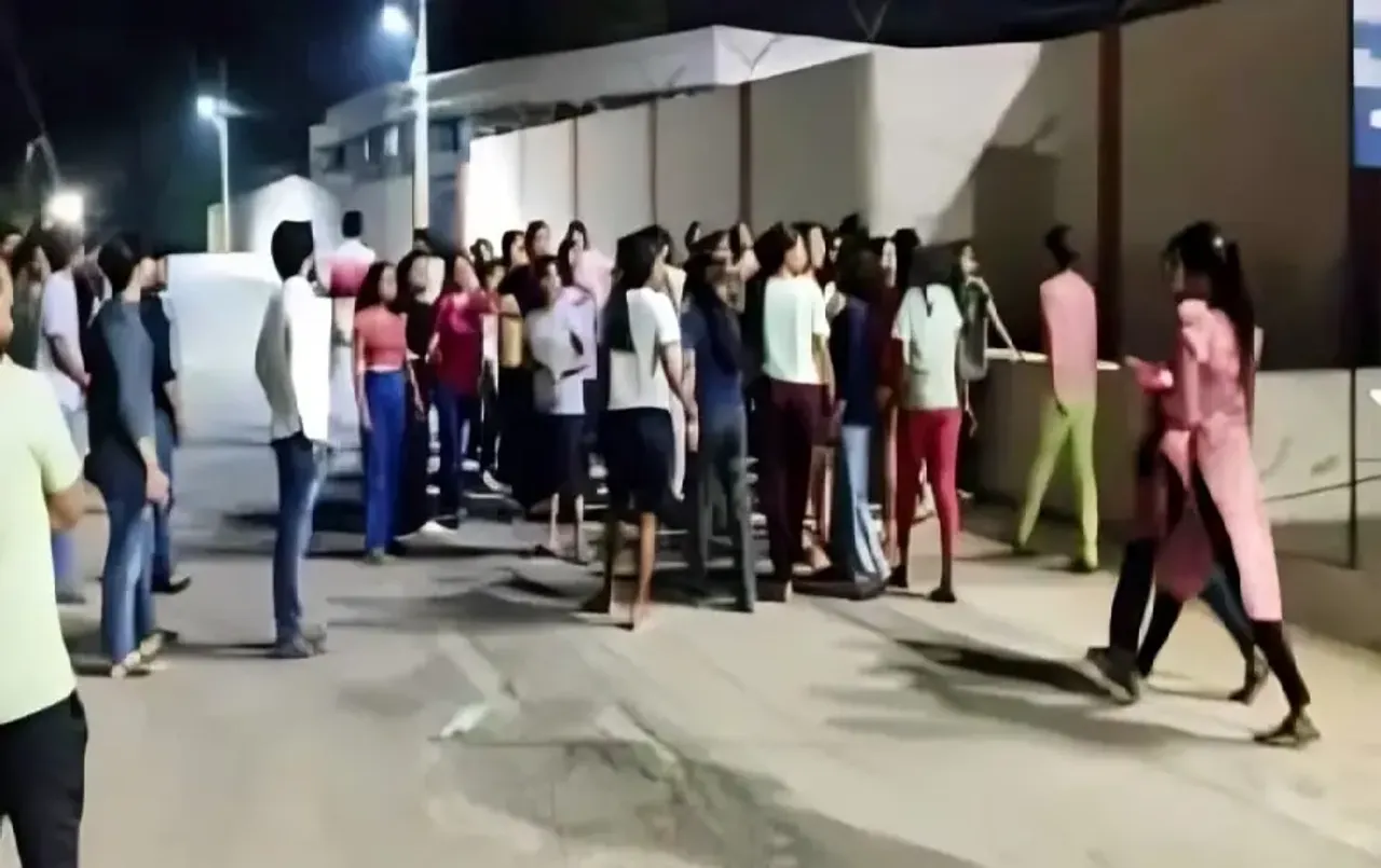 Guru Ghasidas University: यूनिवर्सिटी में हंगामा, हॉस्‍टल गेट में छात्राओं ने की तोड़फोड़, इसलिए आक्रोशित छात्राएं