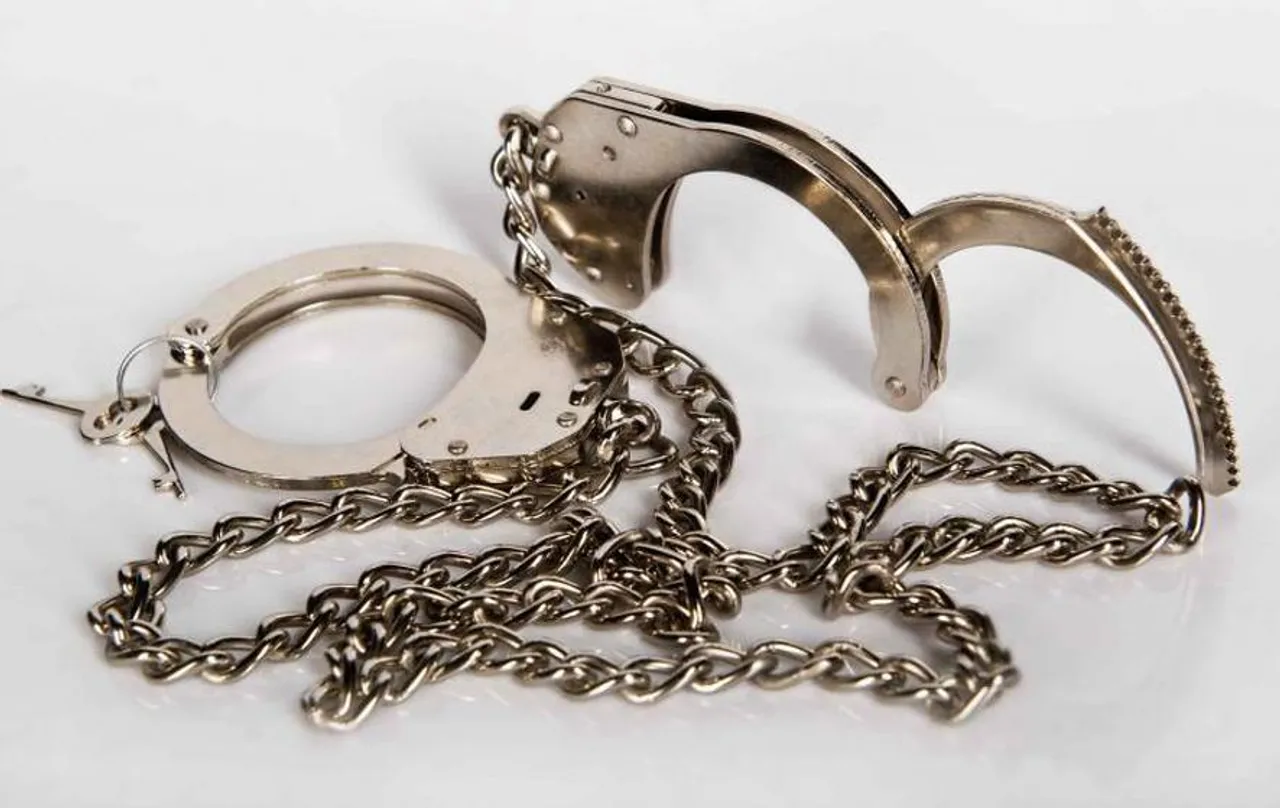 Handcuff: हथकड़ी निर्माण में अपनी अलग पहचान बना रहे हैं अलीगढ़ के ताला कारीगर