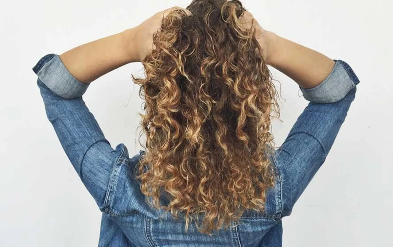 Hair Care Tips: घुंघराले बालों को संभालने में होती है परेशानी, इस तेल से मिलेगी राहत