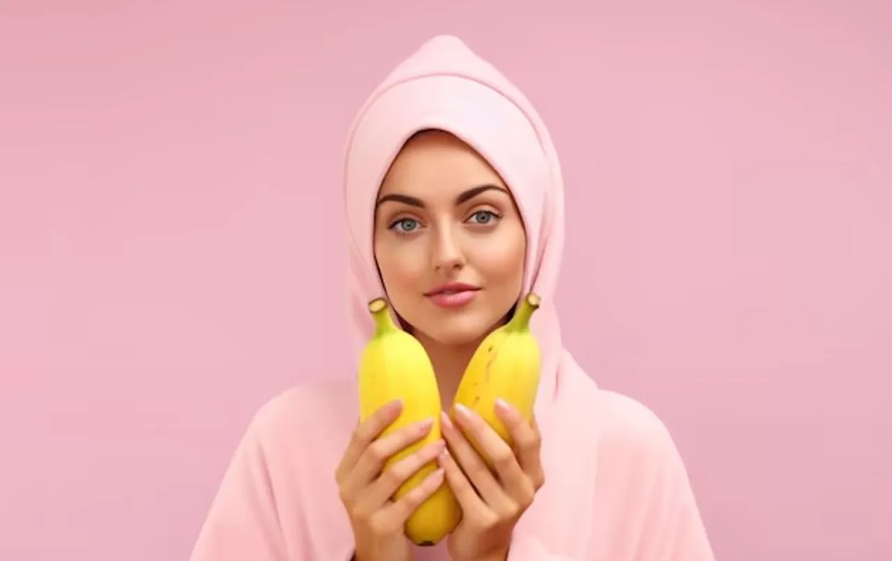 Banana Hair Mask: बालों और स्किन के लिए के लिए फायदेमंद है केला, ऐसे बनाएं हेयर मास्क