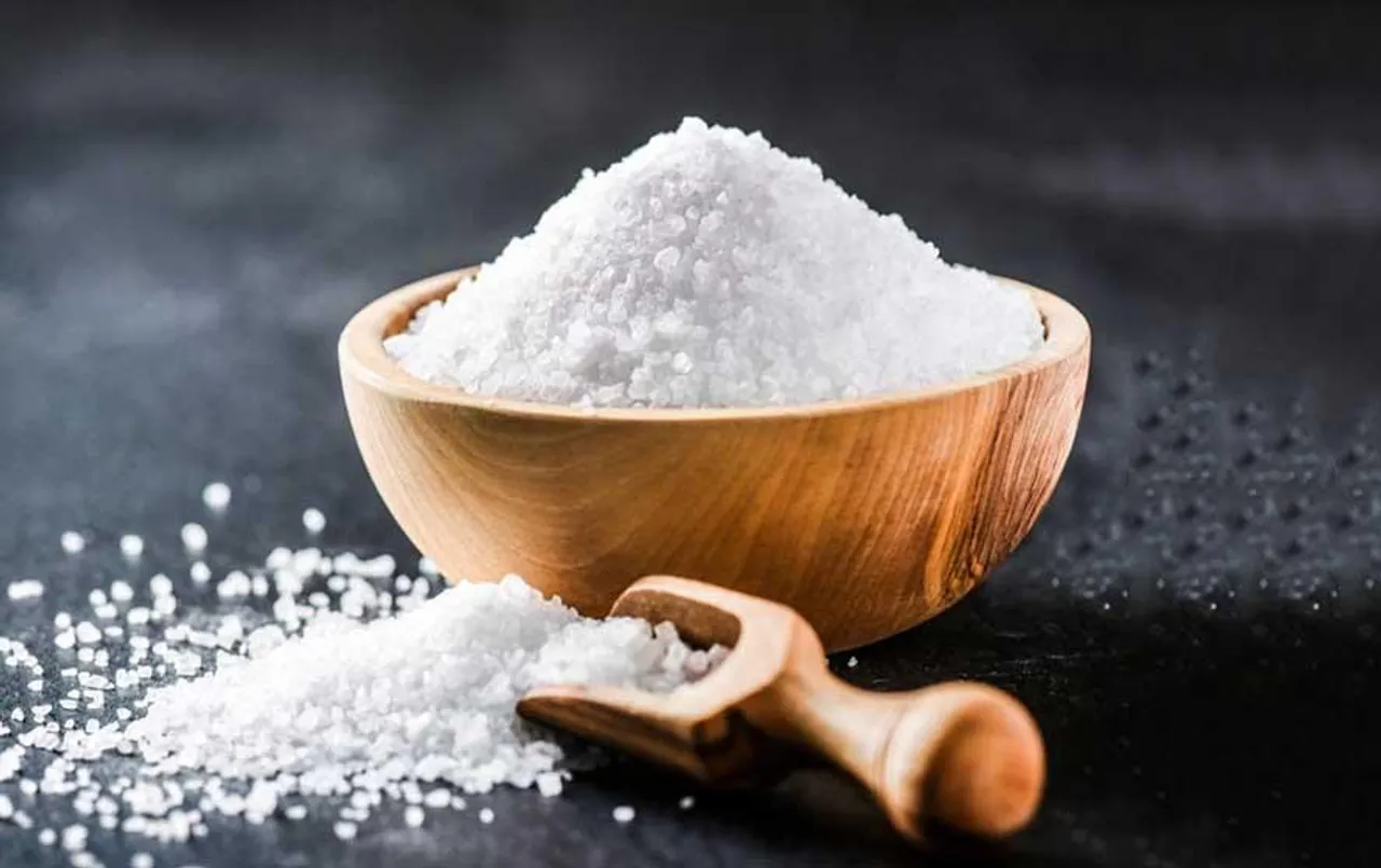 Healthy Heart Tips: नमक के अधिक सेवन से हो सकती है दिल की बीमारी, जानिए क्या कहते हैं एक्सपर्ट्स