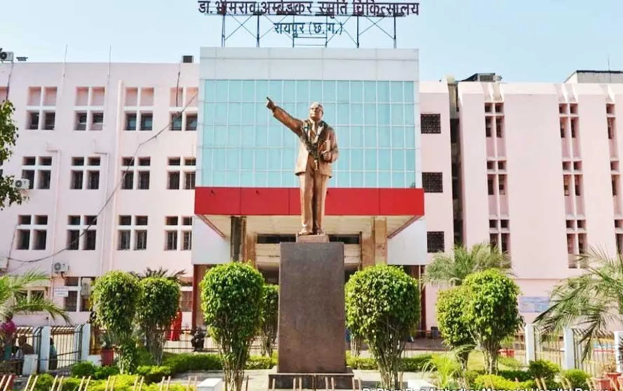 Raipur News: मेकाहारा हॉस्पिटल में बदमाशों का उत्पात, डॉक्टरों ने मोबाइल चोरी करते पकड़ा, खुद बताया एरिया का दादा