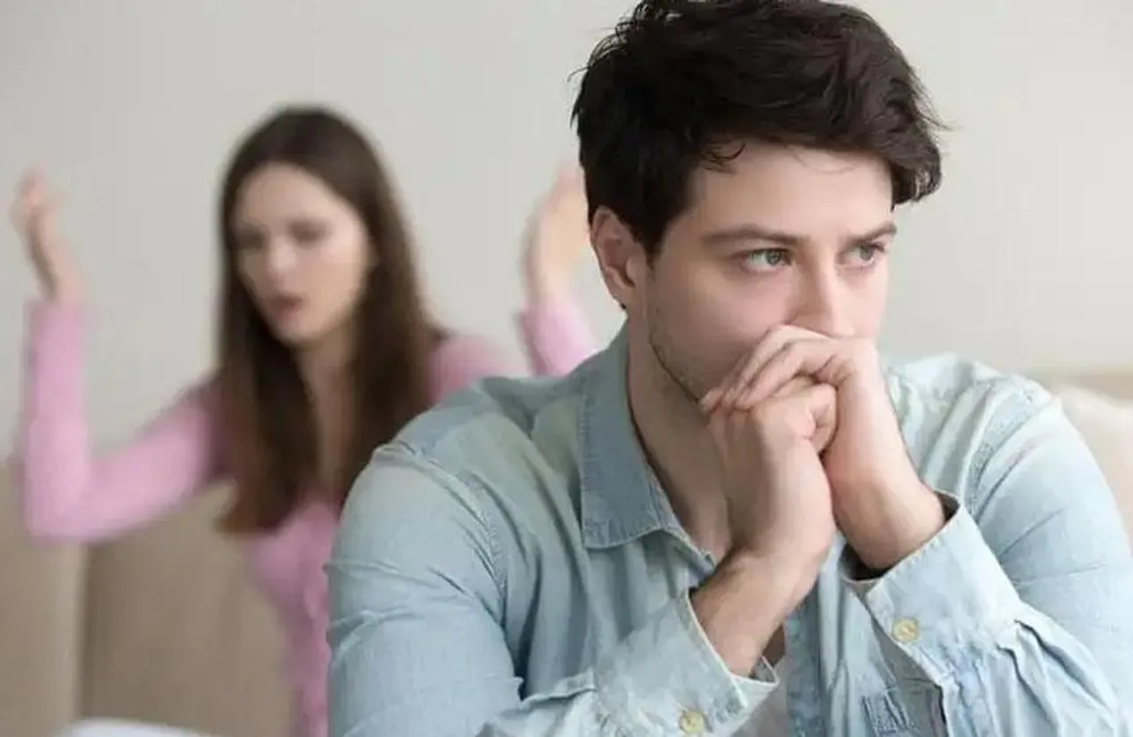 Husband Wife Relationships Tips: भूलकर भी पत्नी को न बताएं ये पांच बातें, बिगड़ सकते हैं रिश्ते