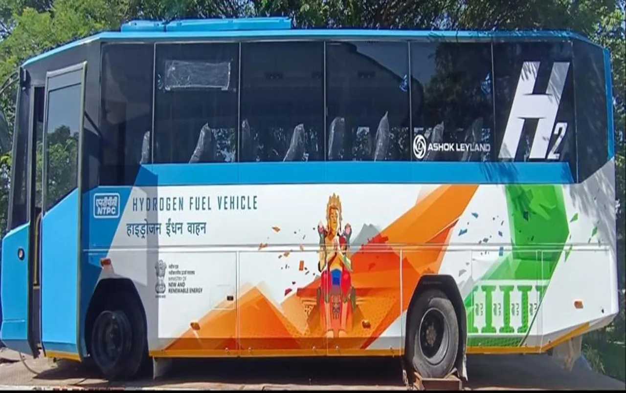 Hydrogen Bus In India: लेह में परीक्षण के लिए पहली हाइड्रोजन बस का परिचालन हुआ शरू, तीन महीने से अधिक समय लगा