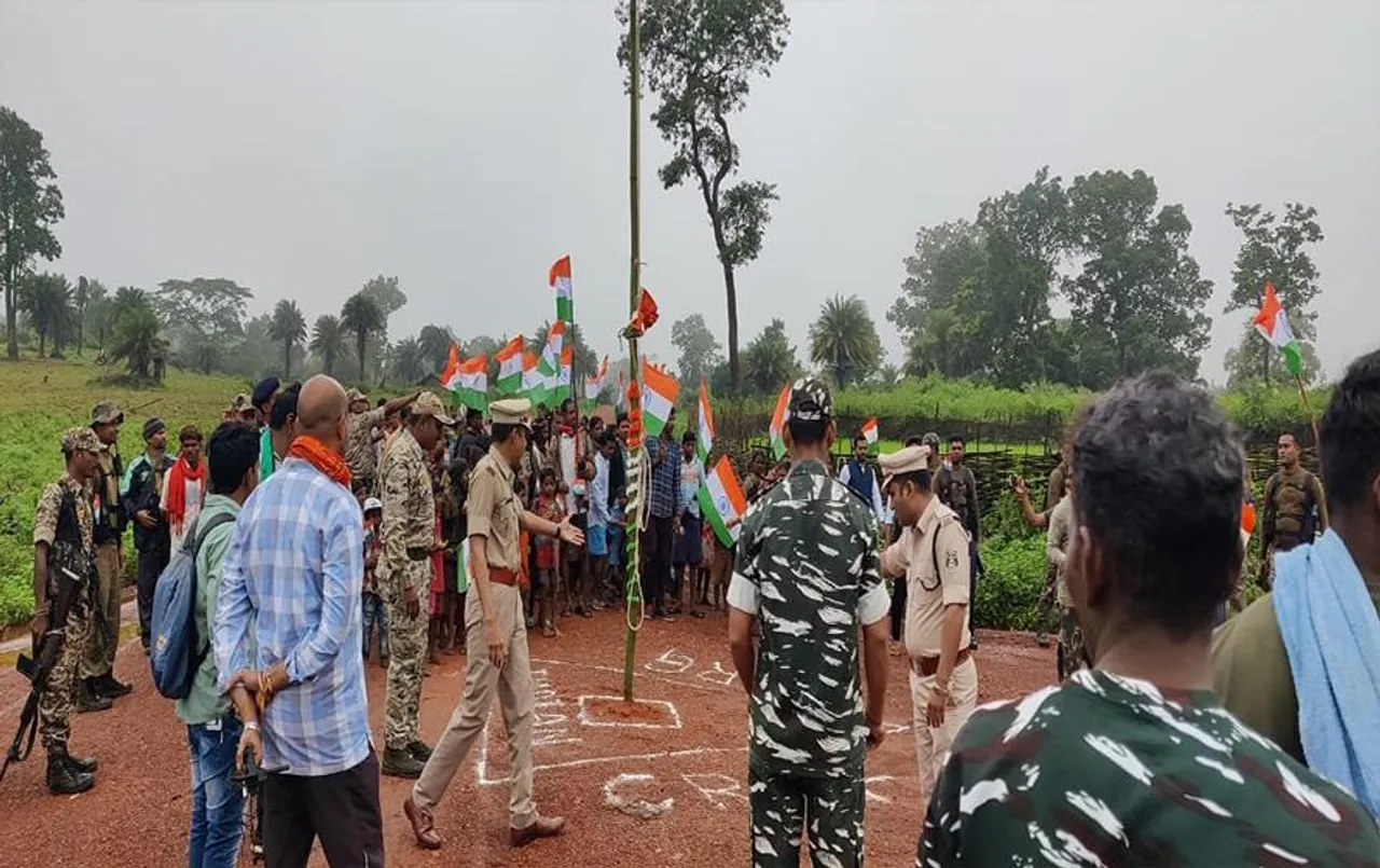Chhattisgarh News: बस्तर के चांदामेटा गांव में एक बार फिर लहराया तिरंगा, दहशत में गुजरा 1947 से 2022 का सफर