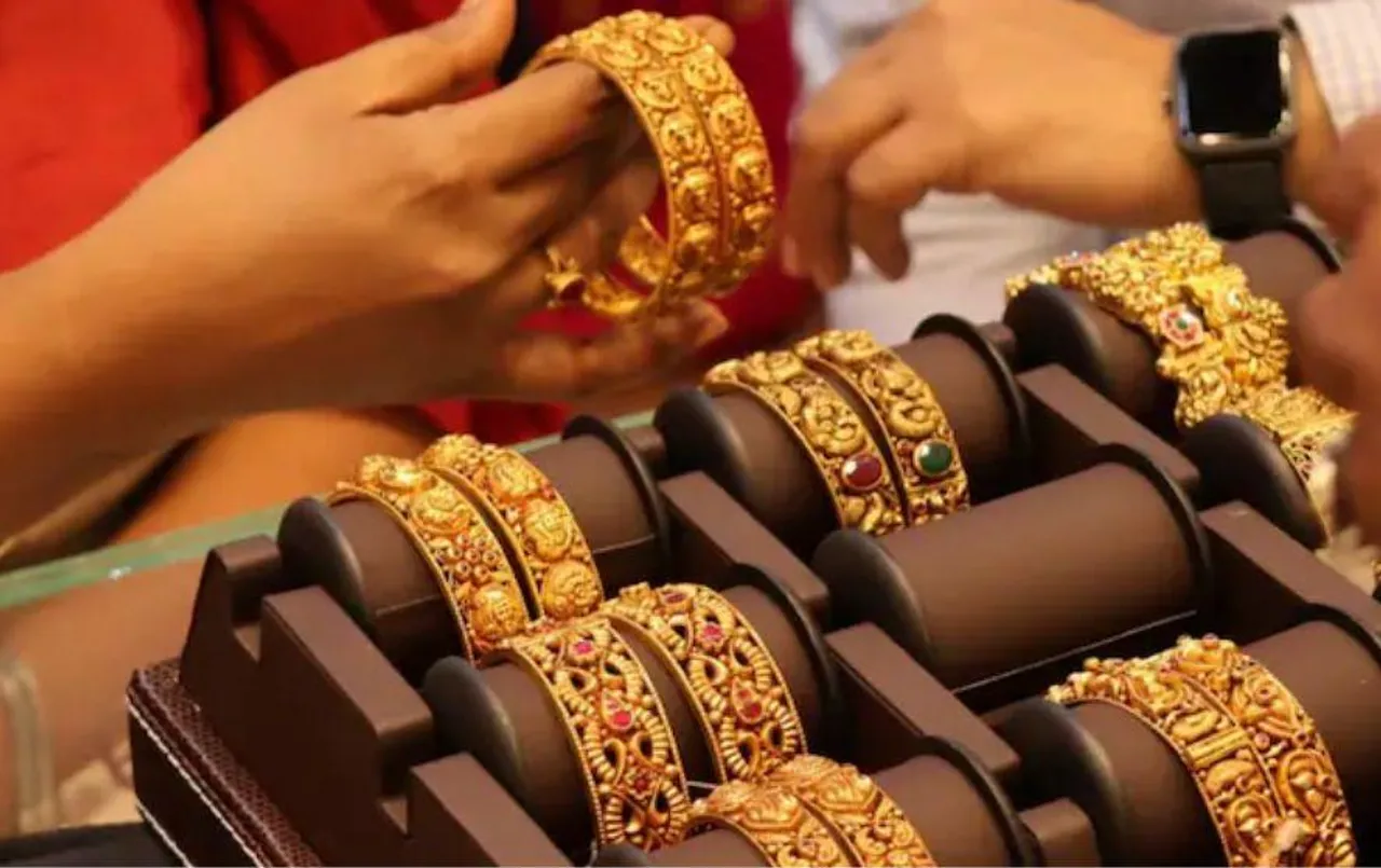 इंदौर मंडी भाव: सोना-चांदी में लगातार दूसरे दिन आई भारी गिरावट, जीरे का दाम स्थिर, जानें बाजार का भाव