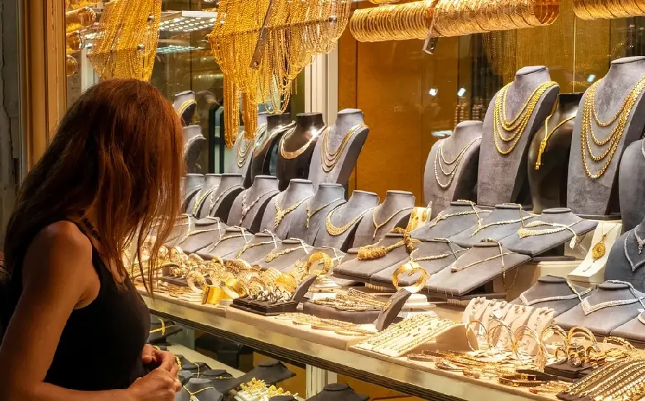 Indore Mandi Bhav: सोना हुआ महंगा, चांदी की चमक भी बढ़ी, बादाम, चना और सोया तेल में आई गिरवावट; जानें बाजार भाव