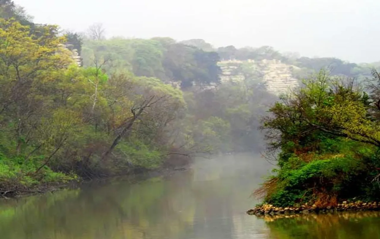 MP Tourist Places: इंदौर के इस गांव में मिलता है, हिल स्टेशन जैसा सुकून, जानें कैसे पहुंचे