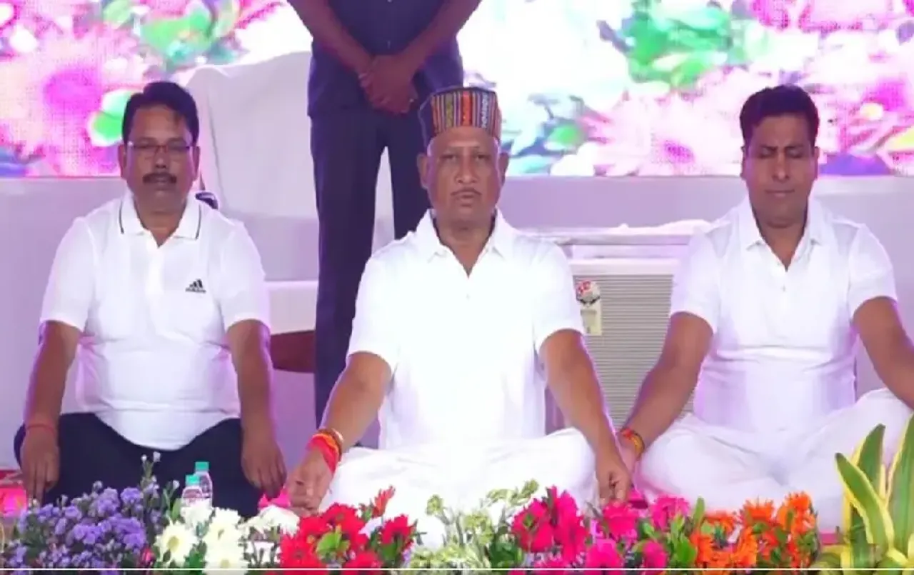 International Yoga Day in CG: स्‍वयं और समाज के लिए योग की थीम; आमसेना गांव में पेड़ पर गुरुकुल के छात्रों ने किया योग