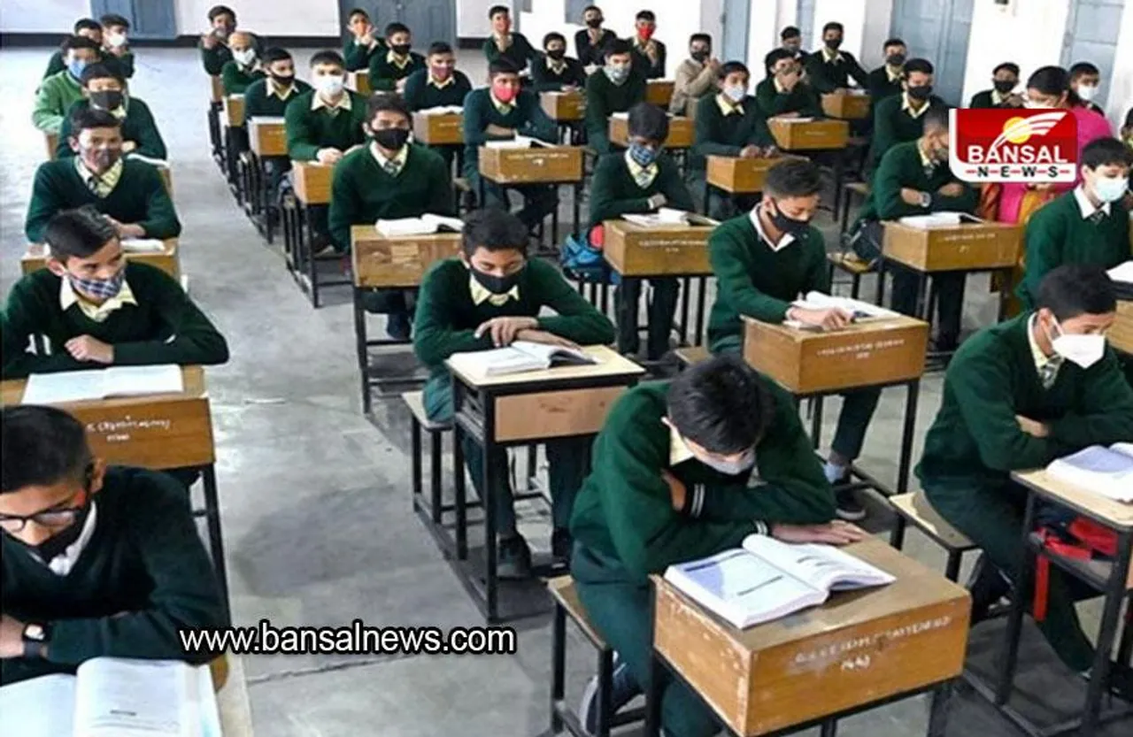 Britain: स्कूल न आने वाले बच्चों पर टीचर्स ने अपनाया अनूठा तरीका, बेड से उठाकर...