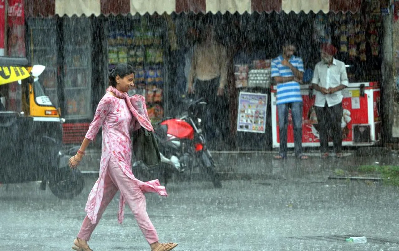 Jammu Kashmir Weather: बर्फबारी और बारिश ने दिलाई गर्मी से राहत, इन इलाकों में जमकर हुई बारिश