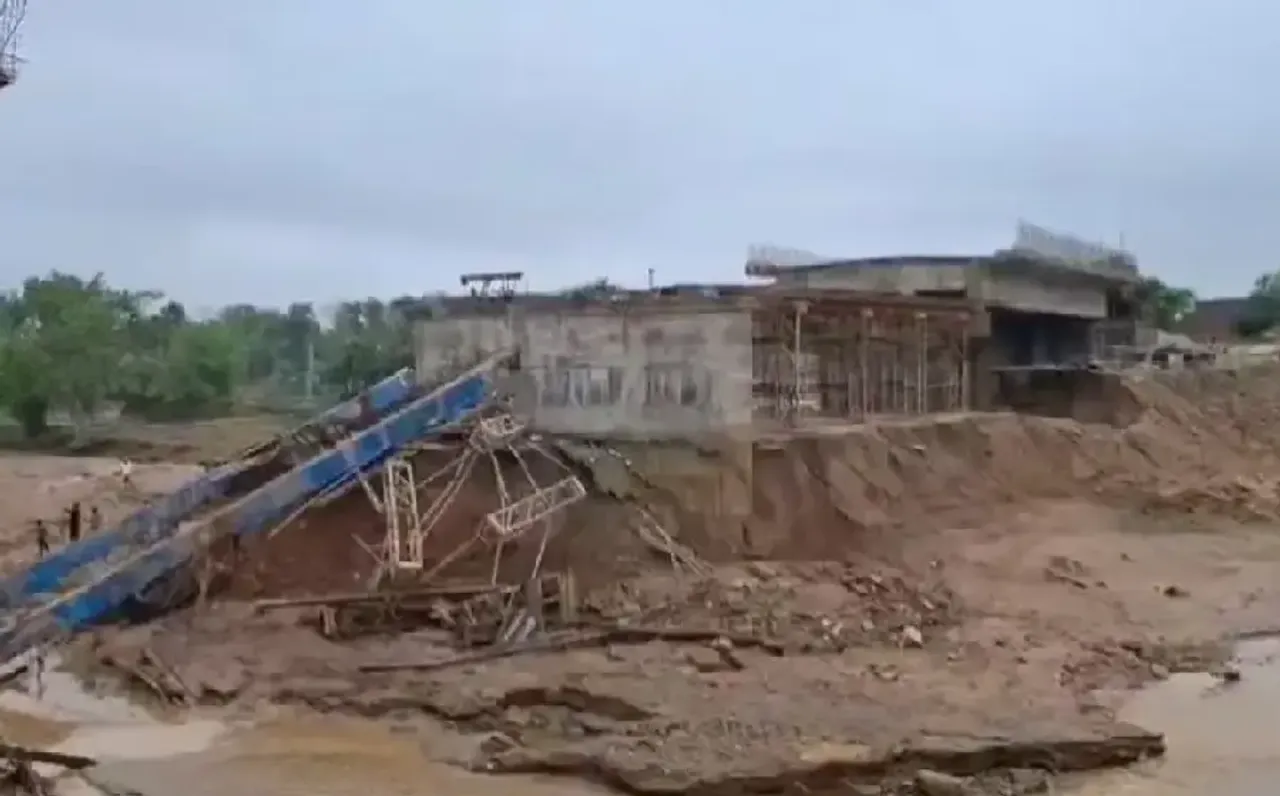 Arga River Bridge Collapsed: करीब 5 करोड़ में बना पुल ध्वस्त, झारखंड बॉर्डर पर हुआ हादसा; बारिश तक नहीं सह पाया ब्रिज