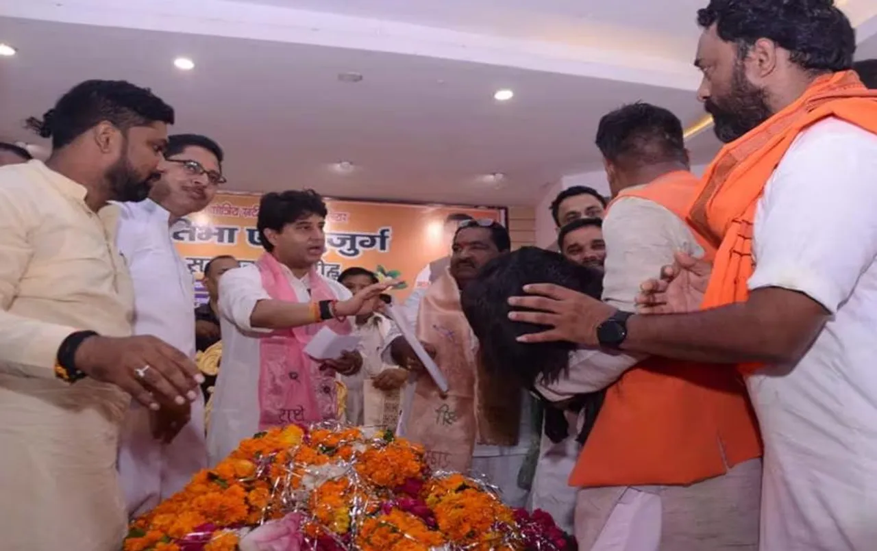 Gwalior News: केंद्रीय मंत्री ज्योतिरादित्य सिंधिया को मिला अनोखा तोहफा, गिफ्ट देख दंग रह गए सिंधिया