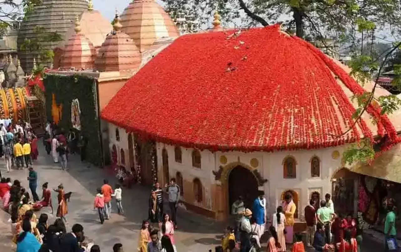 Kamakhya Devi Mandir Ambubachi Mela: अंबूबाची मेला आज से शुरू, रहस्यमयी तरीके से बदलेगा ब्रहृमपुत्र नदी के पानी का रंग