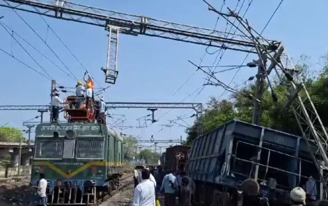 बिना इंजन 200 मीटर दौड़ी मालगाड़ी: पटरी से उतरे 5 डिब्बे; ढाई घंटे इटारसी-मुंबई रूट रहा प्रभावित