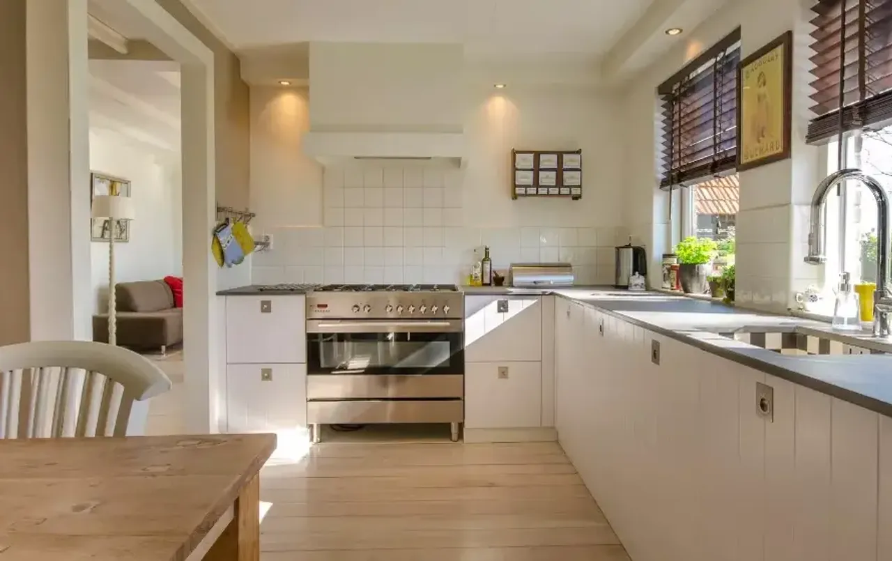 Kitchen Vastu Tips: किचन में होने वाली छोटी गलतियां खड़ी कर सकती हैं बड़ी परेशानियां, जान लें वास्तु के सही नियम