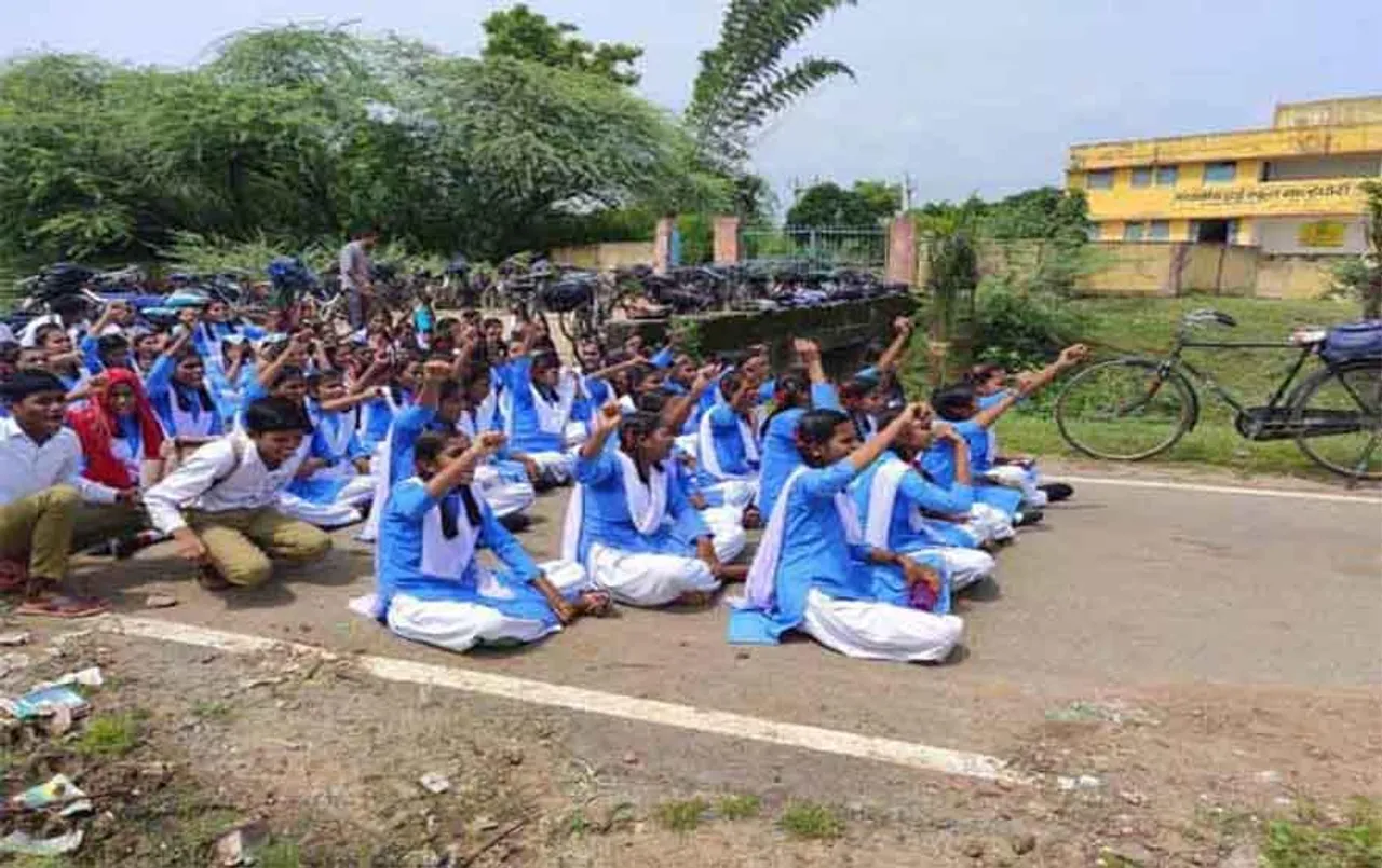 Chhattisgarh News: लोरमी के साल्हेघोरी हाई स्कूल में शिक्षकों की कमी, छात्राओं ने सड़क पर बैठकर किया प्रर्दशन