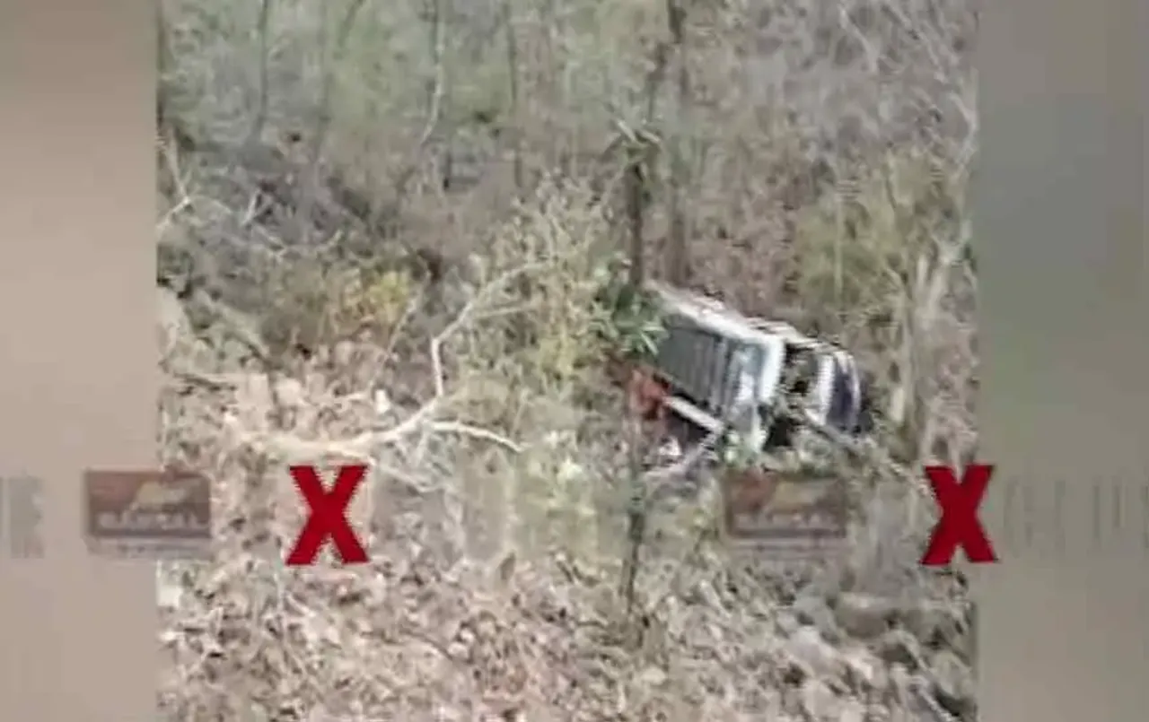 Burhanpur Bus Accident: बुरहानपुर में यात्री बस 20 फीट गहरी खाई में गिरी, 10 की हालत गंभीर