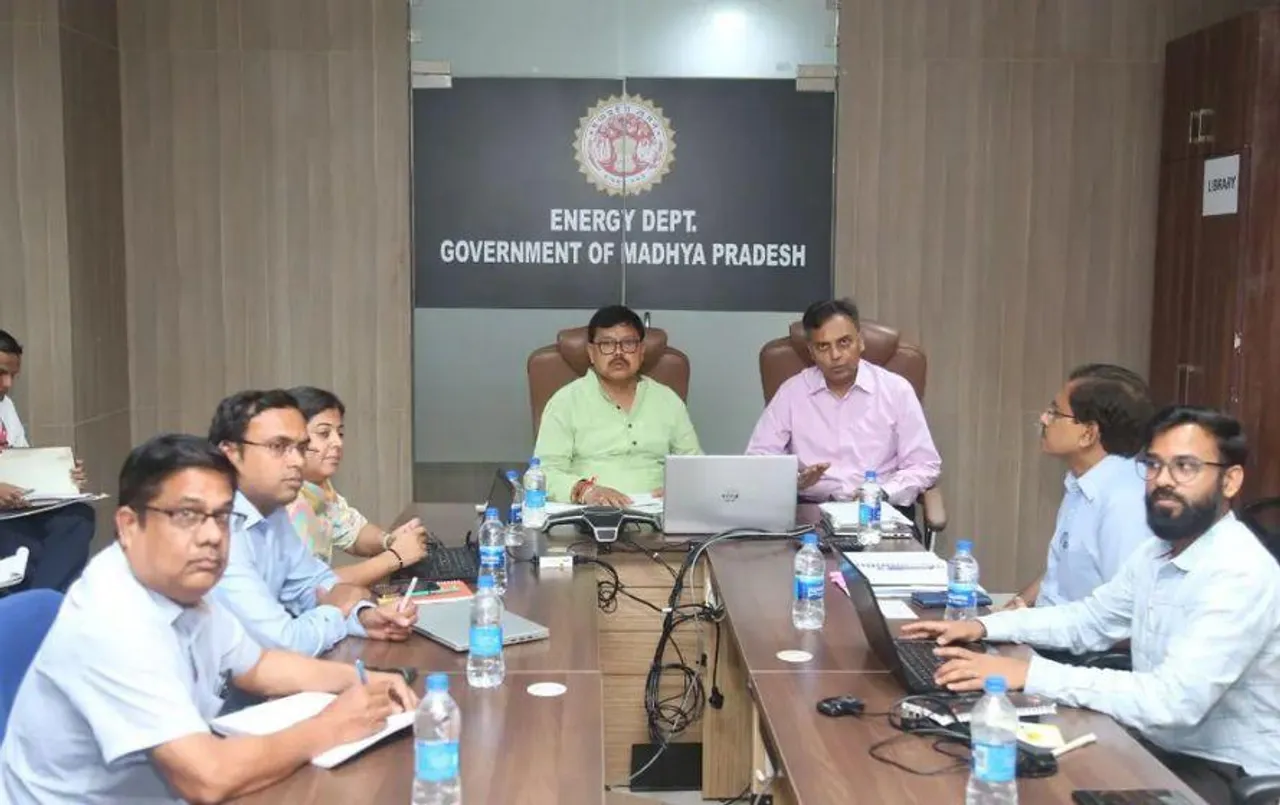 MP News: उर्जा मंत्री ने लगाई बिजली विभाग अधिकारियों को फटकार, पूछा नौकरी करने के पीले चावल मिलते हैं या सैलरी?