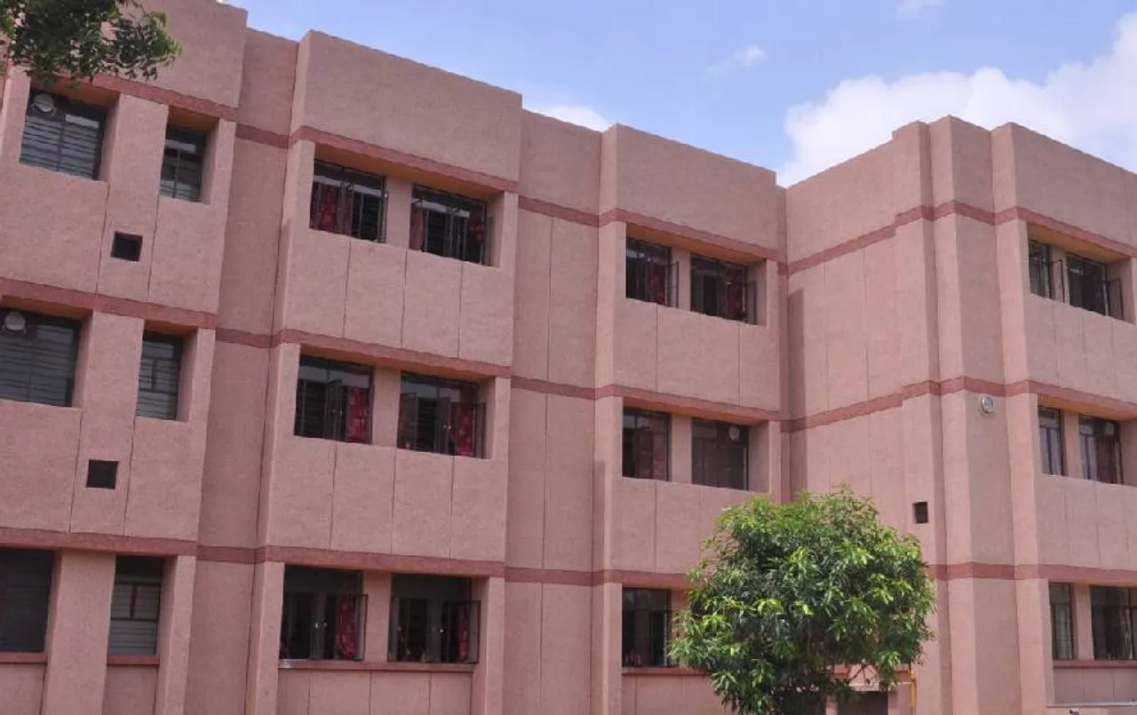 MP News: ग्वालियर कलेक्टर का तीन निजी स्कूलों पर बड़ा एक्शन, शिकायत सही पाने पर लगाया 2-2 लाख रुपए का जुर्माना