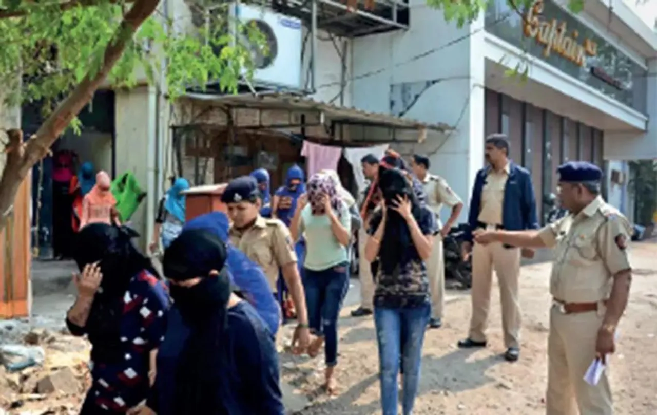 Maharashtra News: नवी मुंबई में बार पर छापा, 43 लोगों के खिलाफ FIR