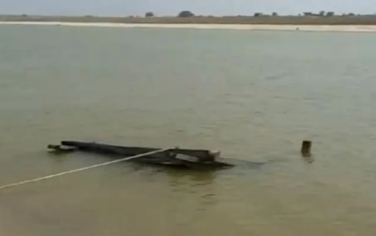 मुरैना में बड़ा हादसा टला: चंबल नदी में पलटी यात्रियों से भरी नाव, सभी ने कूदकर बचाई जान; 18 लोग थे सवार